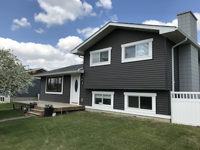 Lovely home on quiet cul-de-sac, 15 min to YYC airport & 25 min to YYC Downtown