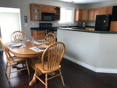 Lovely home on quiet cul-de-sac, 15 min to YYC airport & 25 min to YYC Downtown