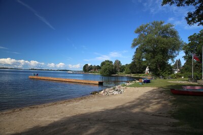 Home of 1000island-Directly on St Lawrence River,private beach free boat docking