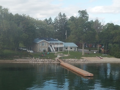 Home of 1000island-Directly on St Lawrence River,private beach free boat docking