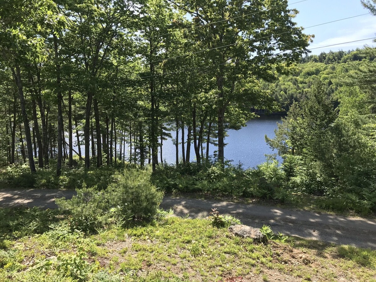 Cabin at private family friendly pond