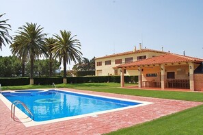 The wonderful pool area with palms 