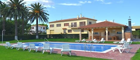 The beautiful villa Casa Costell has room for 20 (+4) persons