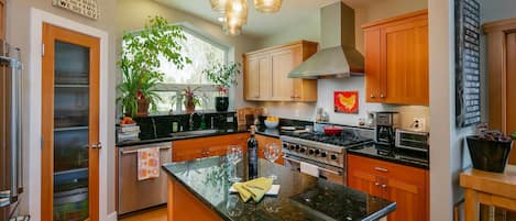 Gourmet kitchen with pantry and Viking range