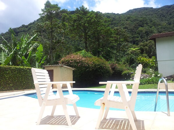 Piscina com vista para o Parque Nacional da Serra dos Órgãos.