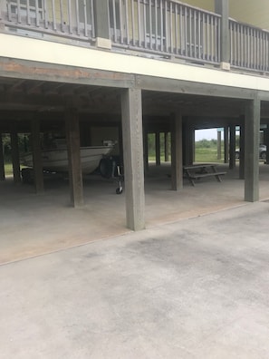 Boat and vehicle parking underneath!