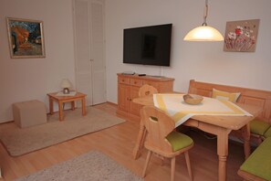 Maisonette-Ferienwohnung 56 qm sep. Schlafzimmer, 2 Bäder, West-Balkon, App.13-Wohnen