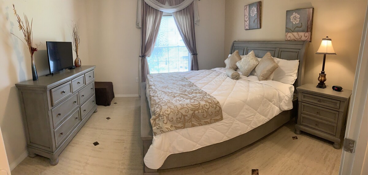 Luxury Executive Condo Exceptional Location !!!