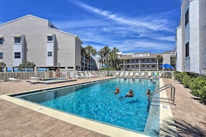 Community Amenities | Pool & Hot Tub