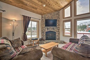 Living Room | Free WiFi | Fireplace