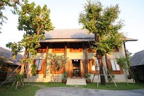 4 Bedroom Villa in Chiangmai with Pool.