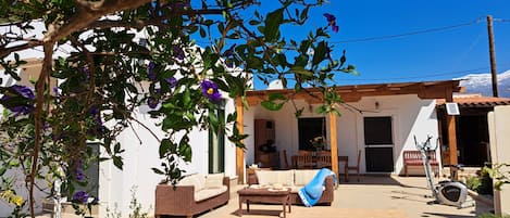 Facade - front view of the house - patio 