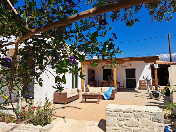 Facade - front view of the house - patio 