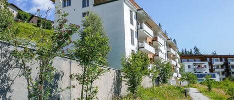 Property, House, Residential Area, Vegetation, Building, Wall, Architecture, Real Estate, Neighbourhood, Tree