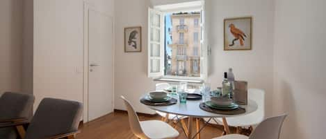 Lunch table in the sitting room, open view on Bastione square