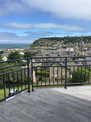 Vue Panoramique depuis le balcon sur la mer et le port.