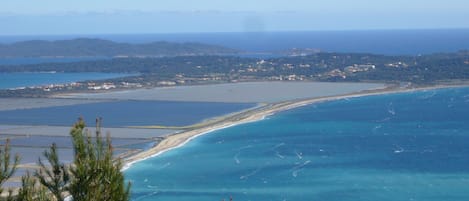 Vue exceptionnelle sur le tombolo reliant la Presqu'île de Giens à la côte