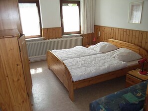 Schlafzimmer 1