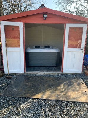 Outdoor spa tub