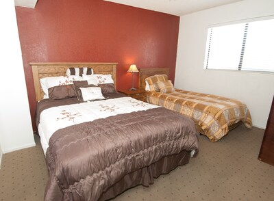 2 Bedroom, 1.5 bath Condo near Joshua Tree National Park and the Marine Base
