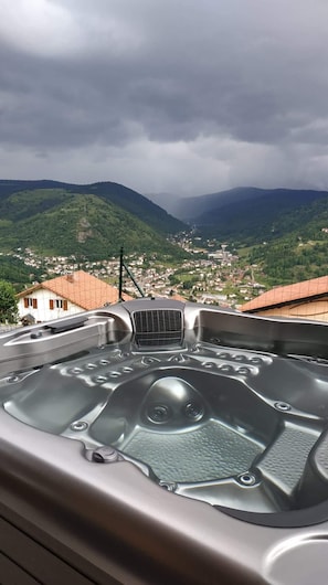 Jacuzzi avec vue exceptionnelle, de jour comme de nuit, accessible toute l'année