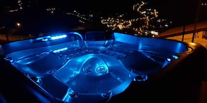 Le jacuzzi la nuit, avec vue sur la ville