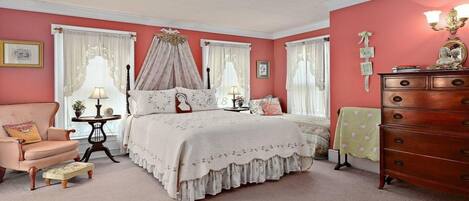 B & B. Beautiful bedroom for any occasion.  Gift.Honeymoon/getaway. Clawfoot 