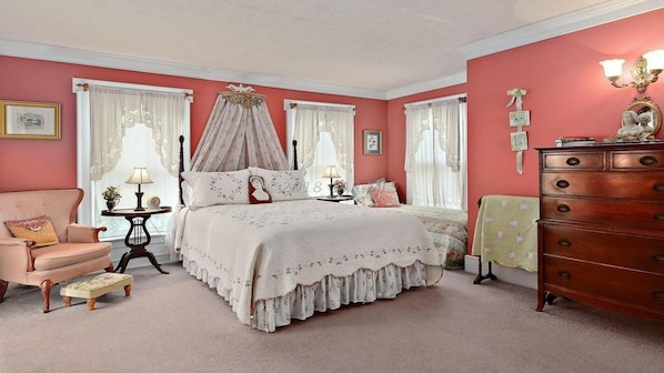 B & B. Beautiful bedroom for any occasion.  Gift.Honeymoon/getaway. Clawfoot 