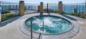 Jacuzzi overlooking the ocean. 