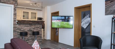 großes Wohnzimmer mit Smart TV
