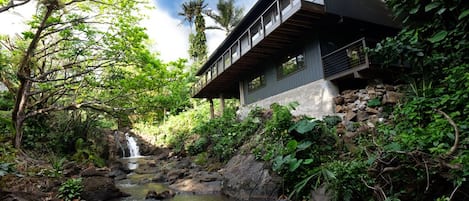 Hawaiian Waterfall Villa on the Old Pali Road
