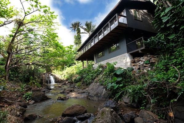 Hawaiian Waterfall Villa on the Old Pali Road