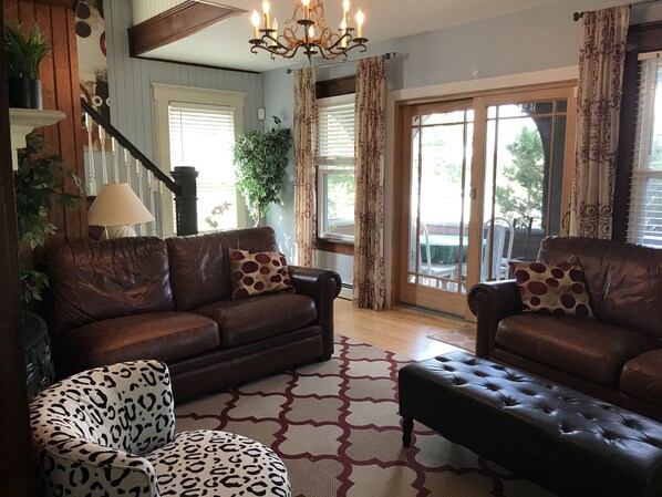 1st Fl. Living room 