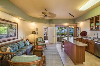 Beautiful Condo Across the Street from Beach w/ Ocean View and Great Snorkeling!