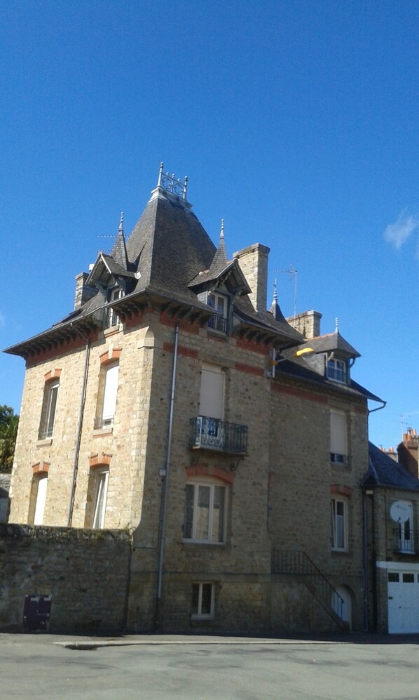 Belle bâtisse début 20ème. Un bel appartement vous attend. Profitez en !