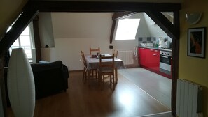 Vue sur la pièce principale : salon / séjour / coin cuisine