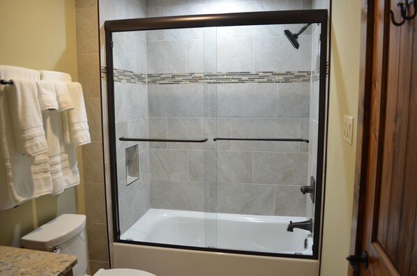 Deep-soaking bathtub