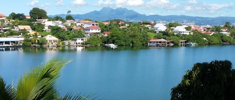 Le bourg des Trois Îlets et vue sur les pitons du Carbet