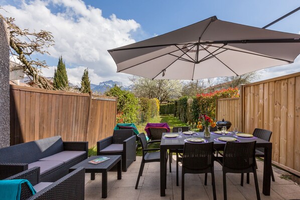 La terrasse, idéale pour se détendre et profiter de bons barbecues