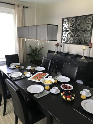 Dining room that seats 10