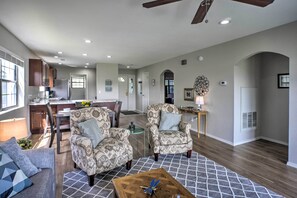 Living Room | Full Sleeper Sofa | Free WiFi | Smart TV | Central A/C