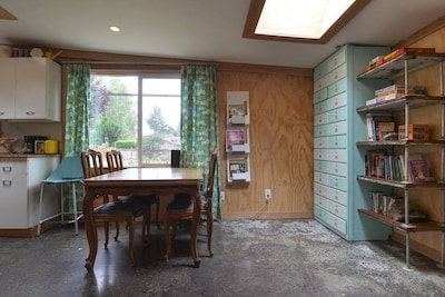 Charming Vintage Cottage in North Seattle -  Walk to NW Hospital