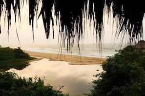 HERMOSA CABAA ENTRE EL RO Y EL MAR 