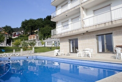 Pool, garden, playground, tennis court and barbecue. 400 m. the beach