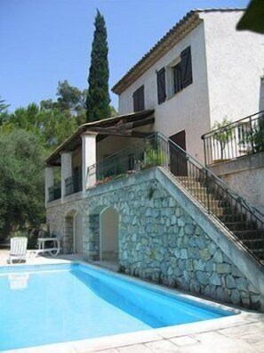 Fantastic deep Pool & huge poolside area