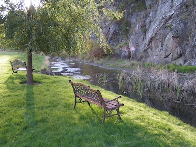 Antelope Loft, Cabin on a beautiful meadow, surrounded by a quiet little stream.