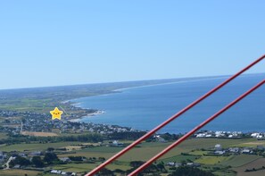 Emplacement de la maison dans la baie d'Audierne . Plage vers La Torche (surf)