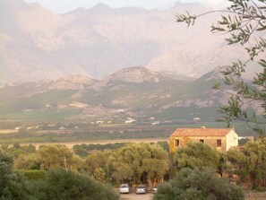 la maison et la vue sur les montagnes.