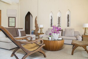 Pretty Beachfront 3BRM Villa with pool 