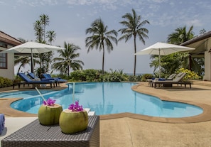Pretty Beachfront 3BRM Villa with pool 